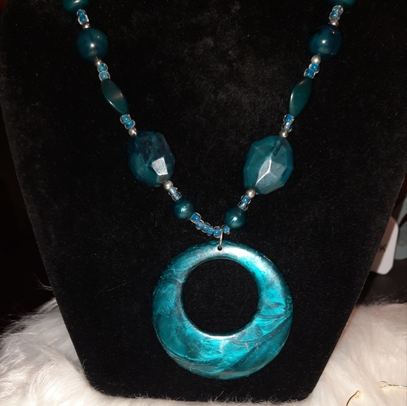 Statement acrylic necklace with adjustable chain plus bonus earrings - Picture 2 of 8